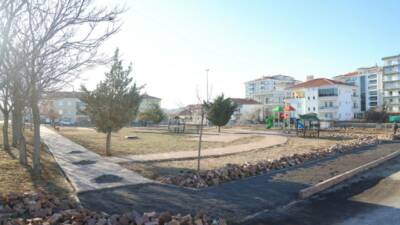 Aksaray Belediyesi, Şifahane Mahallesi’ndeki parkta başlattığı yenileme çalışmalarıyla mahalleye modern