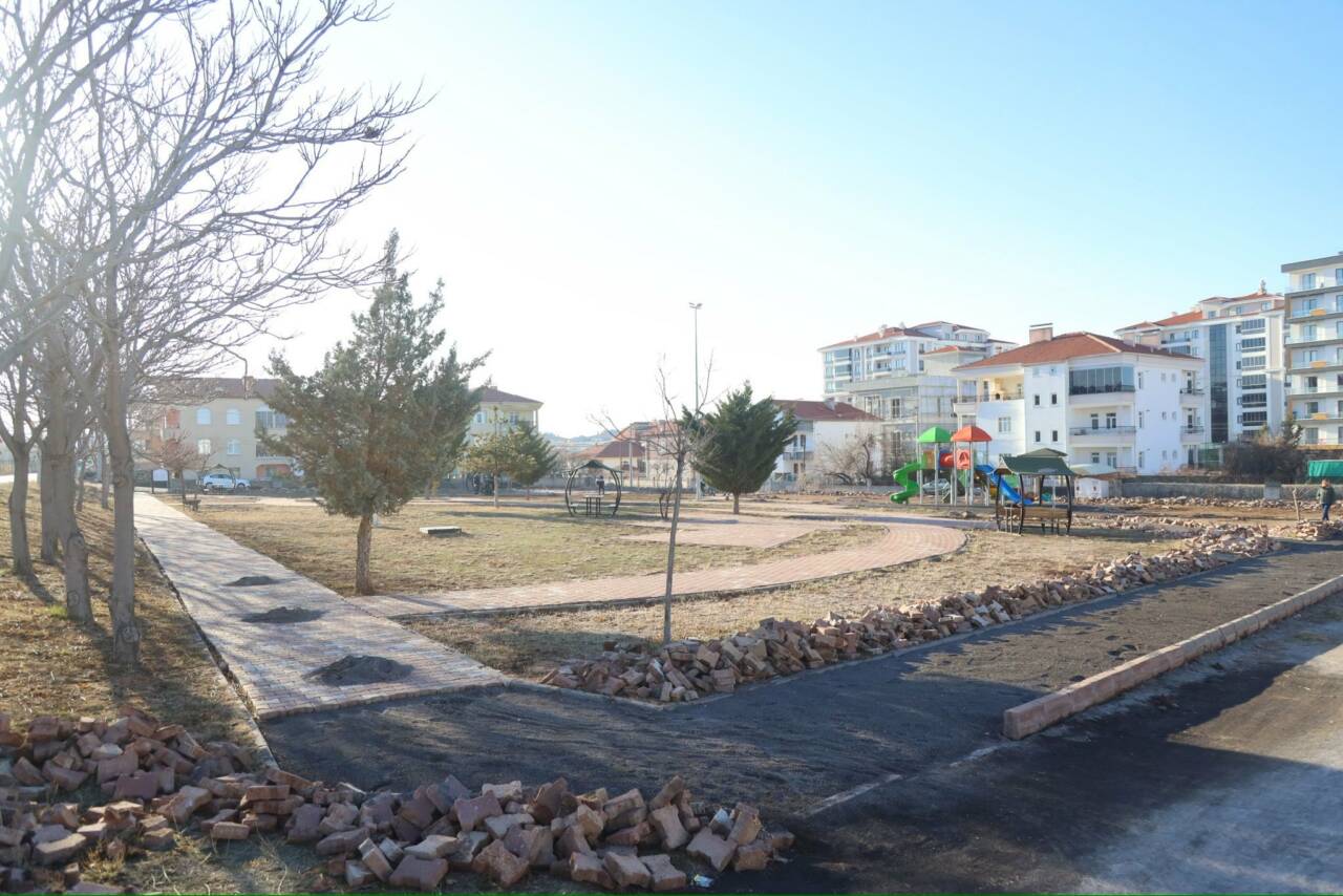 Aksaray Belediyesi, Şifahane Mahallesi’ndeki parkta başlattığı yenileme çalışmalarıyla mahalleye modern