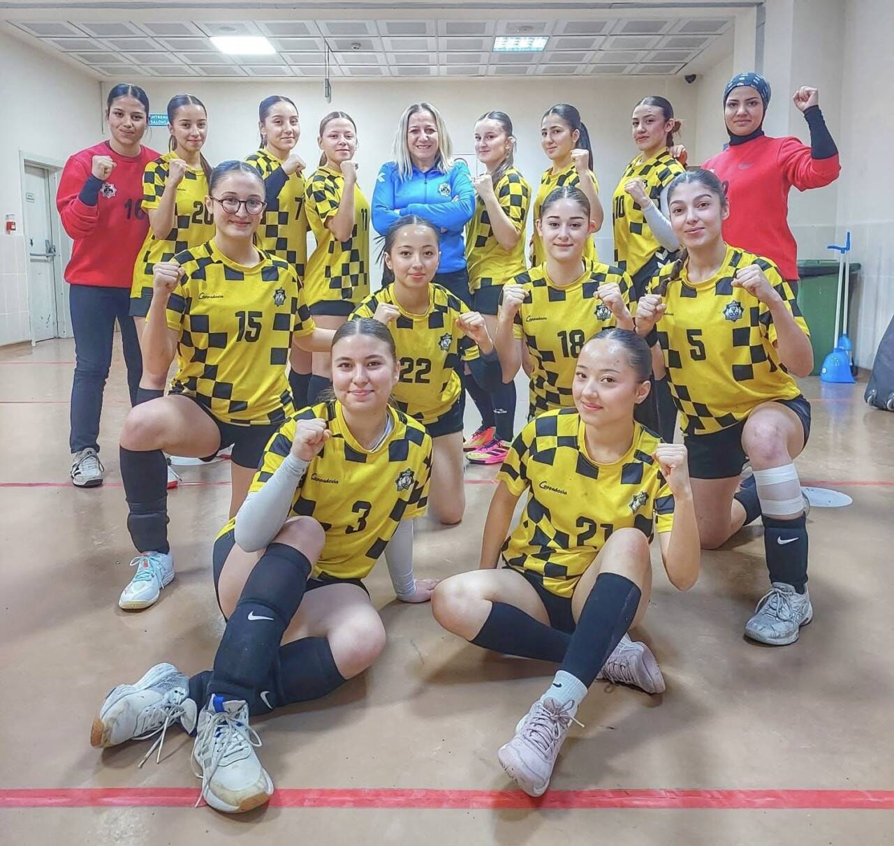Amasya’daki Yıldız Kızlar Hentbol Türkiye Şampiyonası’nda Aksaray Belediyespor, tüm maçlarını