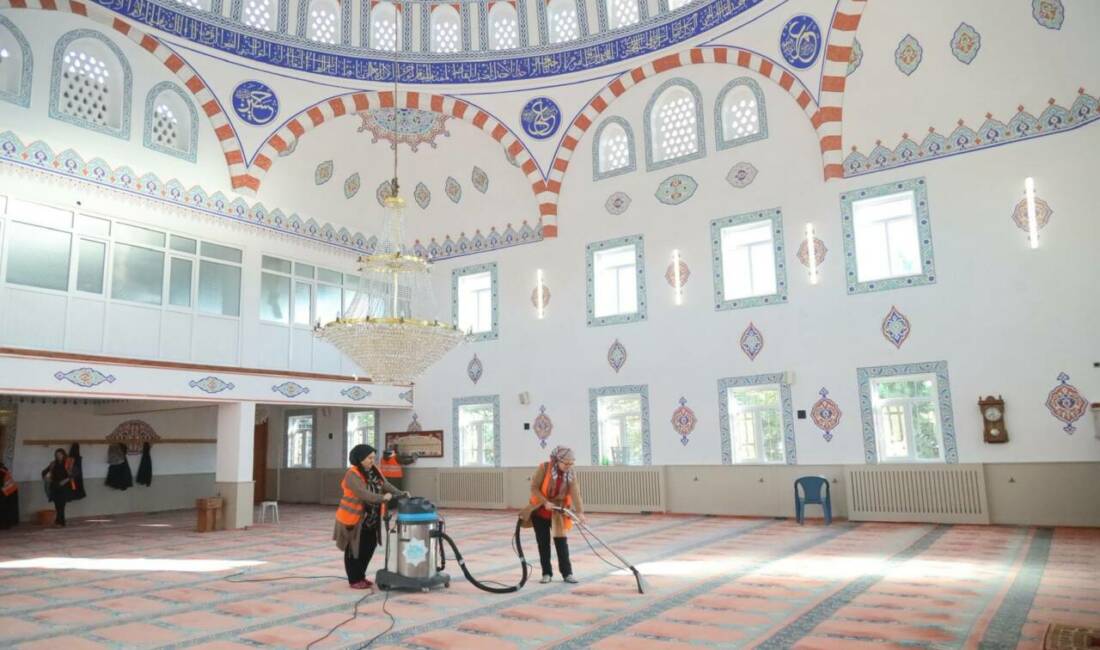 Aksaray Belediyesi, program dahilinde cami ve ibadethanelerde temizlik çalışmalarını sürdürerek