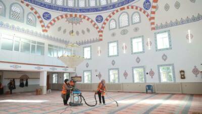 Aksaray Belediyesi, program dahilinde cami ve ibadethanelerde temizlik çalışmalarını sürdürerek