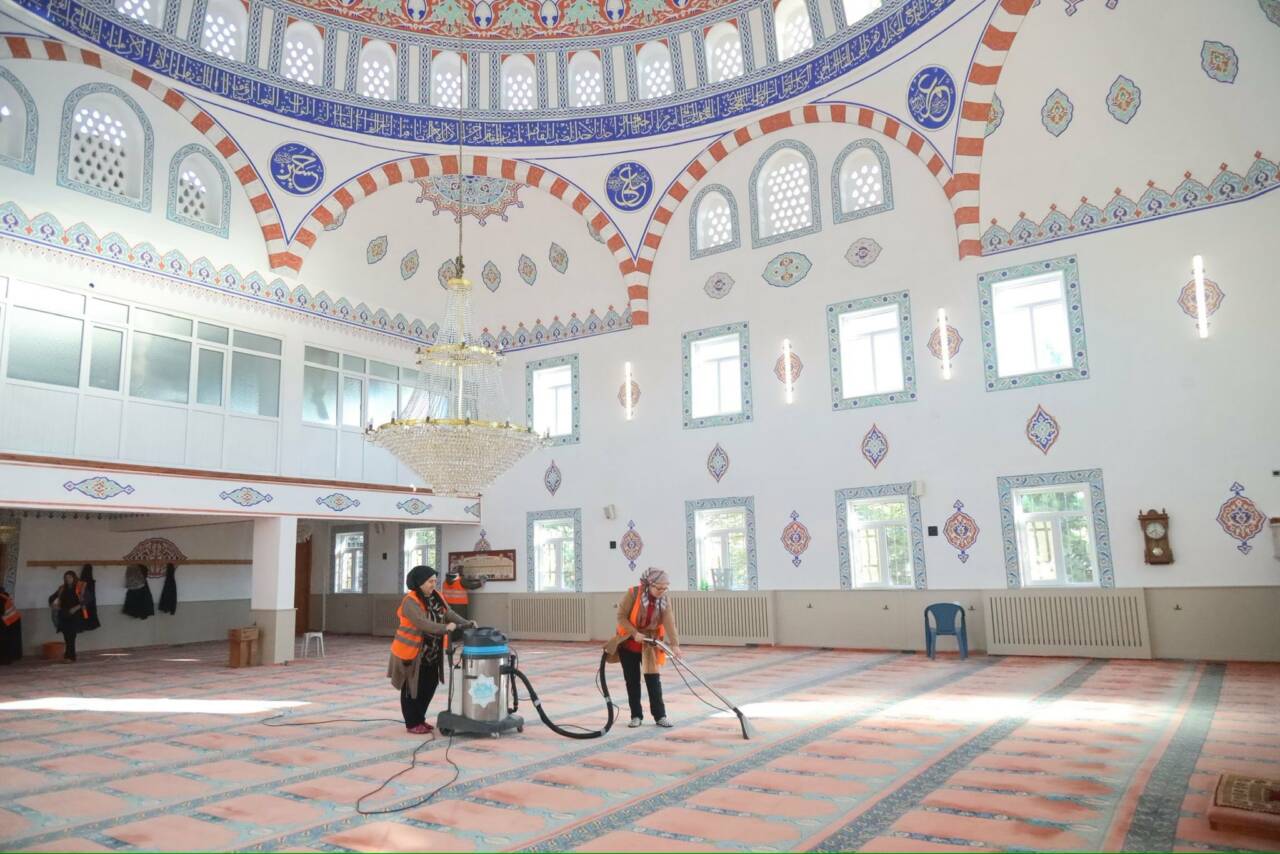 Aksaray Belediyesi, program dahilinde cami ve ibadethanelerde temizlik çalışmalarını sürdürerek