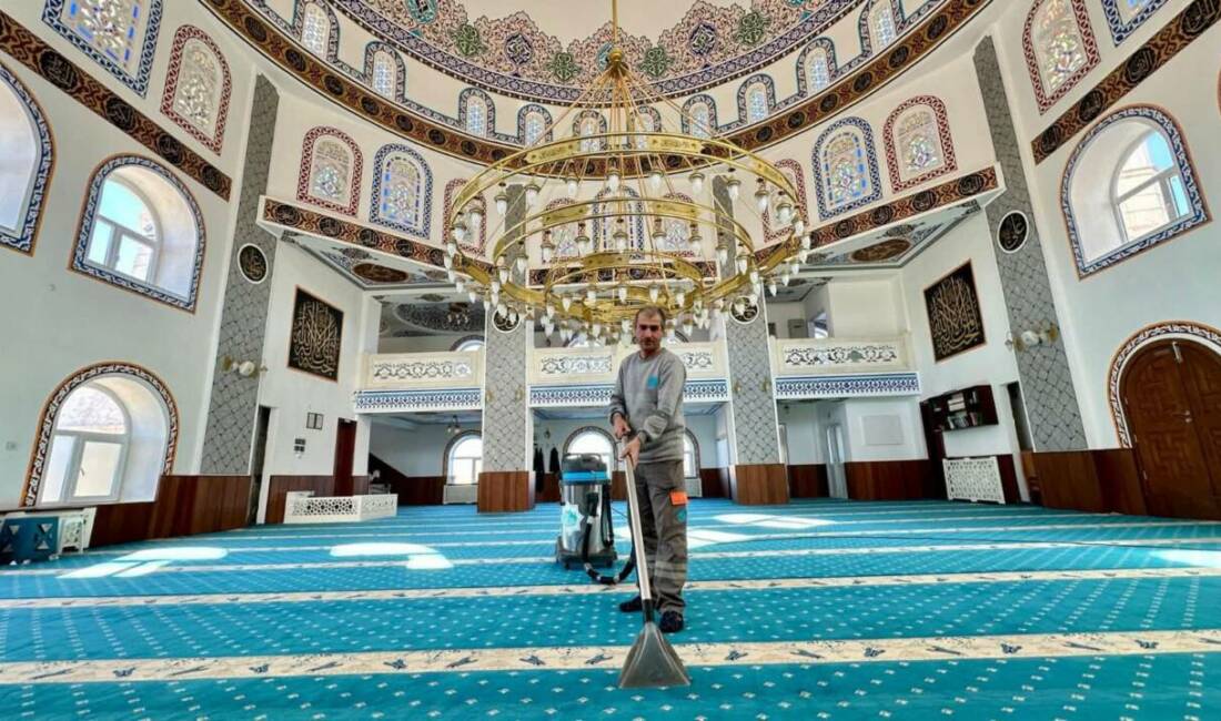 Aksaray Belediyesi, şehir genelinde sürdürdüğü rutin cami temizliği çalışmaları kapsamında
