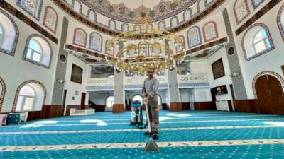 Aksaray Belediyesi, şehir genelinde sürdürdüğü rutin cami temizliği çalışmaları kapsamında