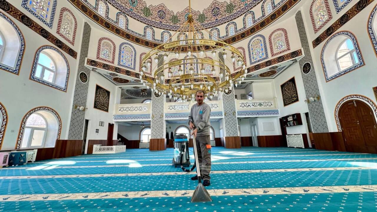Aksaray Belediyesi, şehir genelinde sürdürdüğü rutin cami temizliği çalışmaları kapsamında