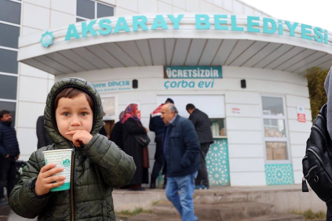 Aksaray Belediyesi tarafından Aksaray Eğitim ve Araştırma Hastanesi önünde kurulan