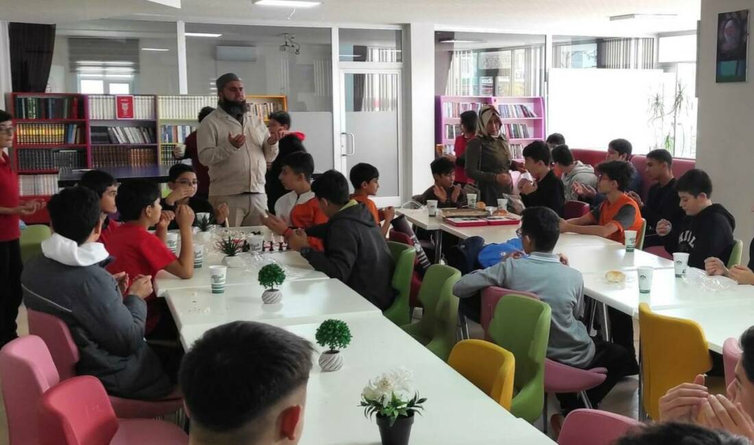Siteler Camii’nde her cuma namazı sonrası dağıtılan sıcak çorba, soğuk