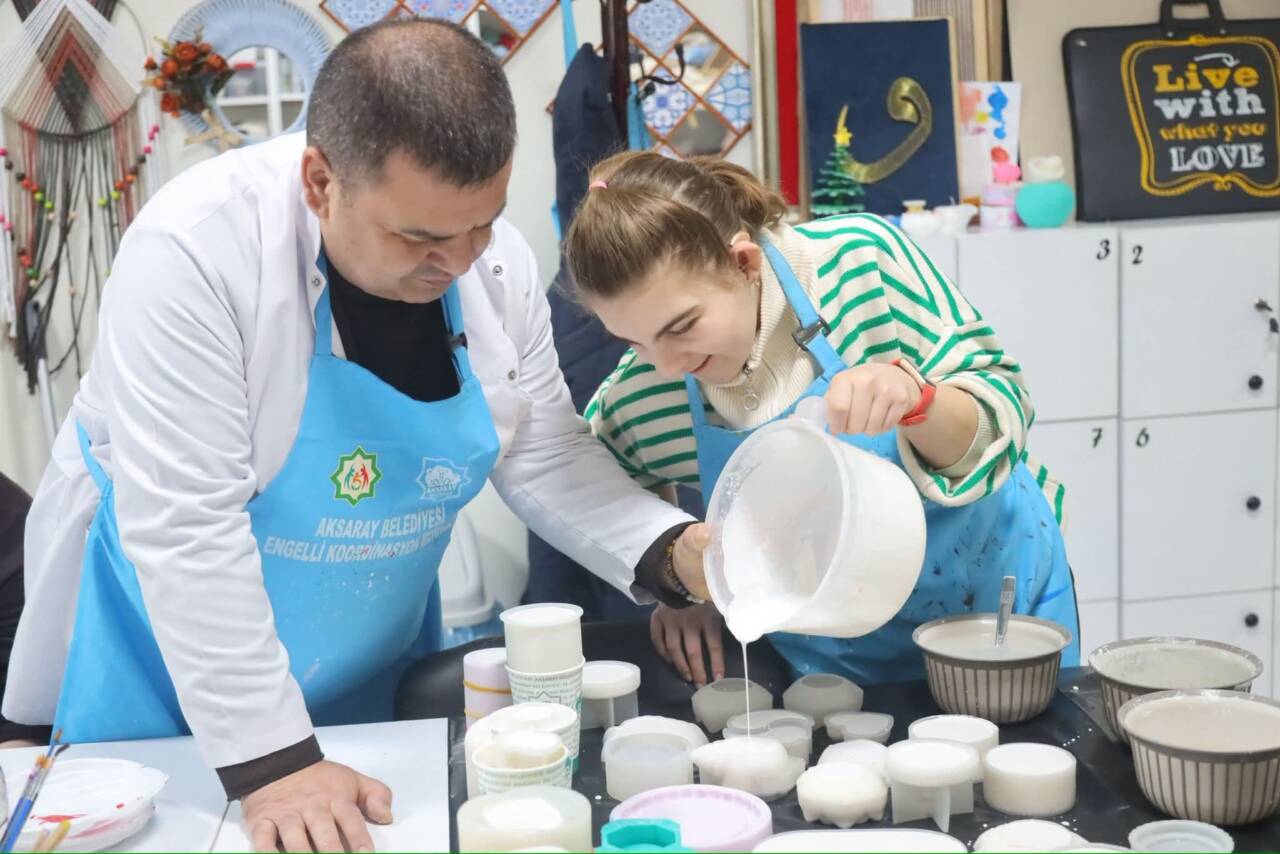 Aksaray Belediyesi tarafından hizmete sunulan Engelsiz Yaşam Merkezi, düzenlenen kurslar
