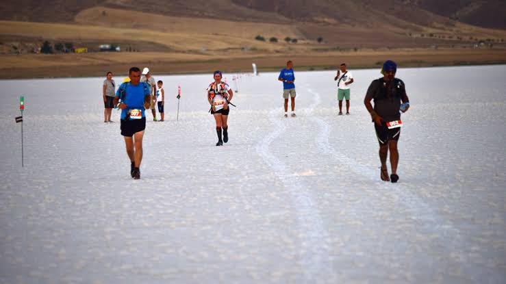 Dünyanın tuz gölü üzerinde koşulan tek ultra maratonu olma özelliği