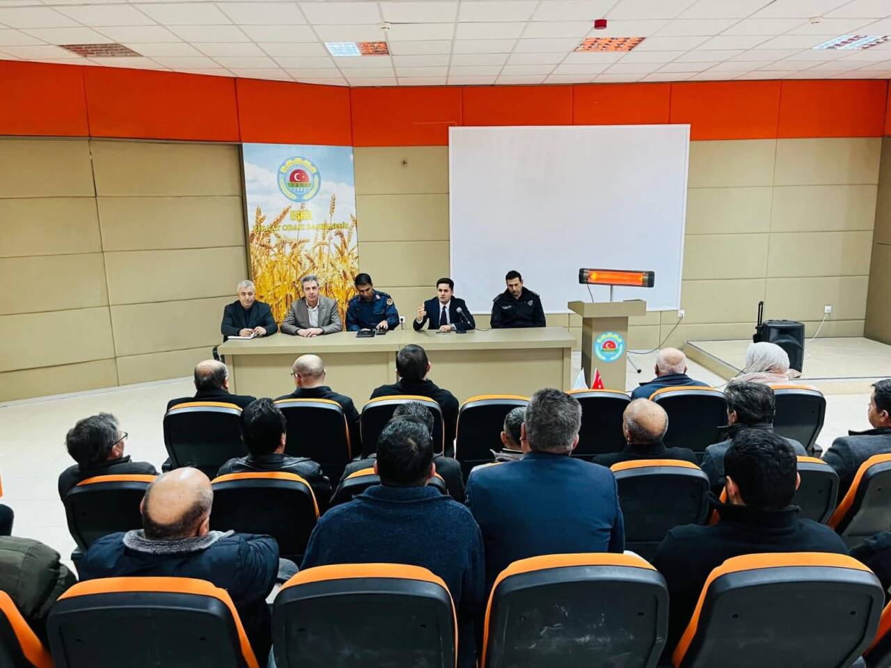 Eskil Kaymakamlığı tarafından düzenlenen Muhtarlar Toplantısı’nda köy ve mahallelerin sorunları,