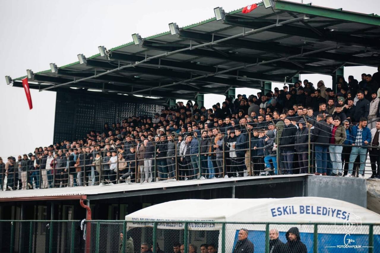 Eskil’de büyük ilgiyle takip edilen Köyler Arası Futbol Turnuvası’nda grup