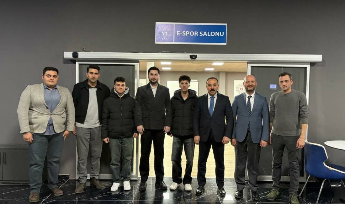 Türkiye E-Spor Federasyonu yetkilileri, Aksaray E-Spor Gençlik Merkezi’ni ziyaret etti;
