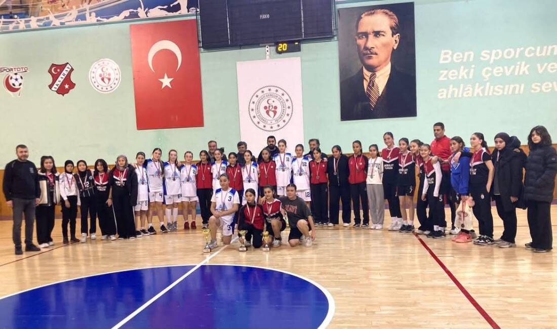 Aksaray’da düzenlenen Okul Sporları Yıldız Kızlar Basketbol İl Birinciliği müsabakaları