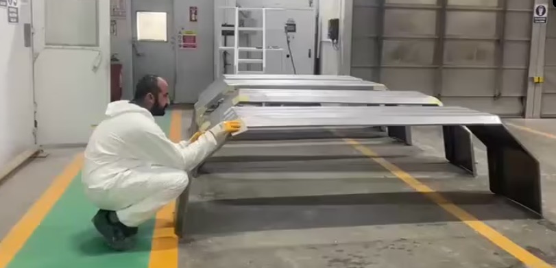 Aksaray’da fabrika çalışanları, maaş zammı taleplerini duyurmak için mesai sırasında