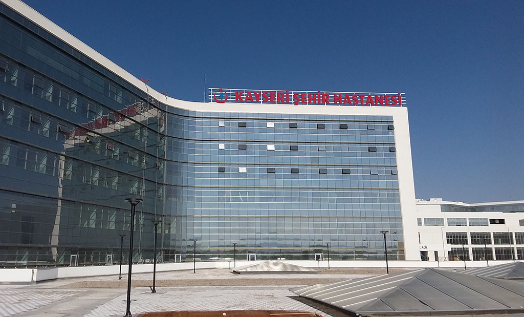 Kayseri'nin Melikgazi ilçesinde serviste bakımını yaptığı yolcu otobüsünün altında kalan
