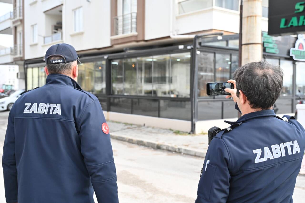 Zabıta Müdürlüğü ekipleri, şehir genelinde izinsiz olarak yapılan tente ve