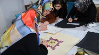 Aksaray Belediyesi bünyesinde faaliyet gösteren AKMEK kurslarında kadınlara yönelik eğitim