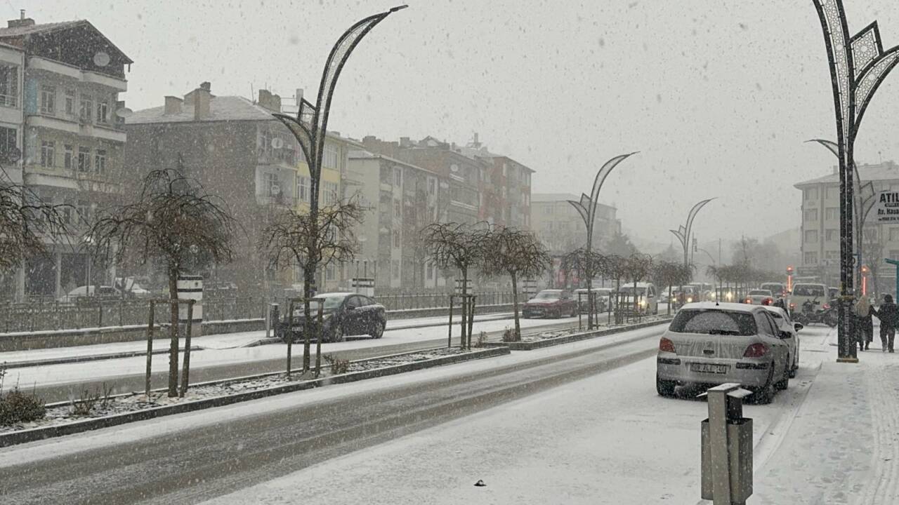Öğle sonrası başlayacak kar yağışı ve gece buzlanması hayatı zorlaştırabilir;