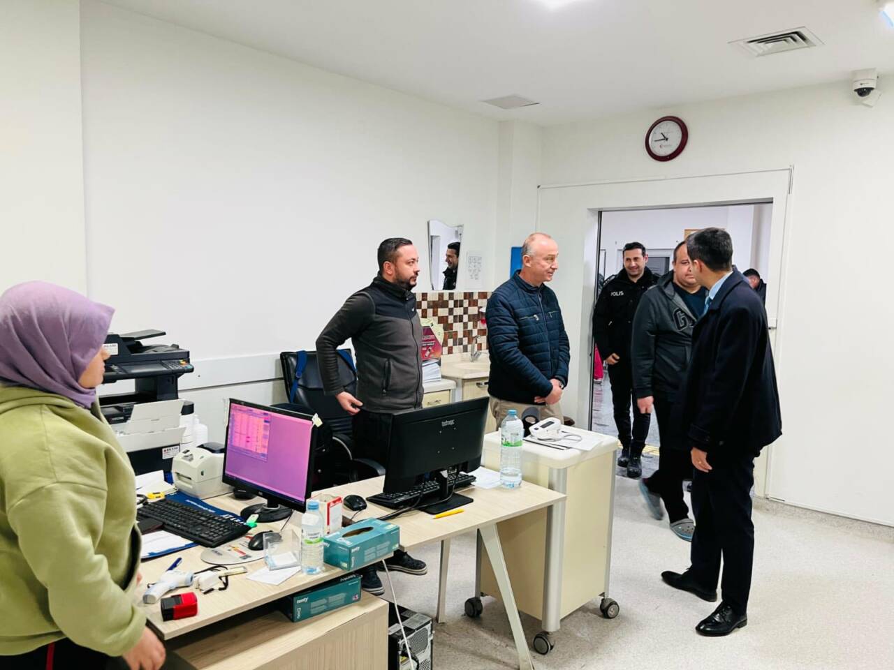 Eskil Kaymakamı Taha Soydaş, yılbaşı dolayısıyla görevleri başında bulunan kamu