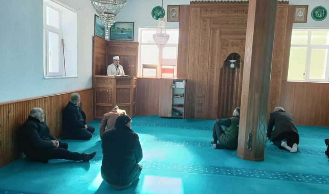 Ağaçören İlçe Müftüsü Adem Bozkurt, Avşar Köyü’nde kılınan cuma namazı