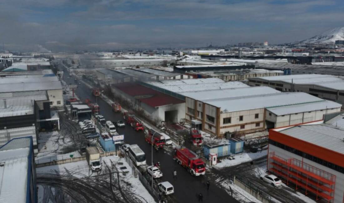 Kayseri Organize Sanayi Bölgesi'ndeki (OSB) bir mobilya fabrikasında çıkan yangın