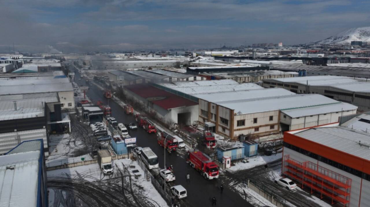 Kayseri Organize Sanayi Bölgesi'ndeki (OSB) bir mobilya fabrikasında çıkan yangın