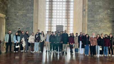 Eskil Belediyesi’nin düzenlediği gezi kapsamında lise son sınıf öğrencileri Anıtkabir,