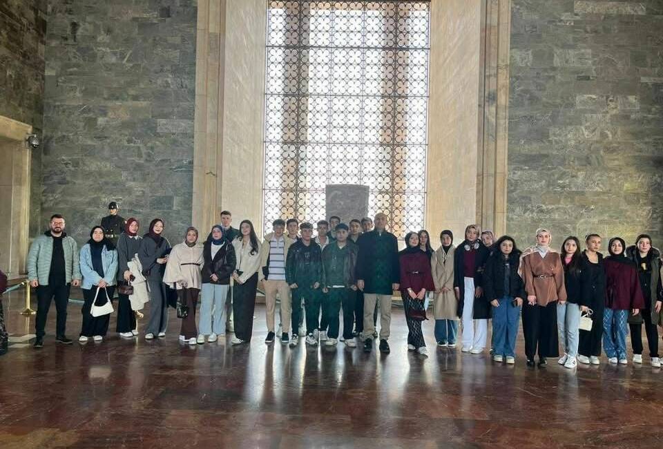 Eskil Belediyesi’nin düzenlediği gezi kapsamında lise son sınıf öğrencileri Anıtkabir,