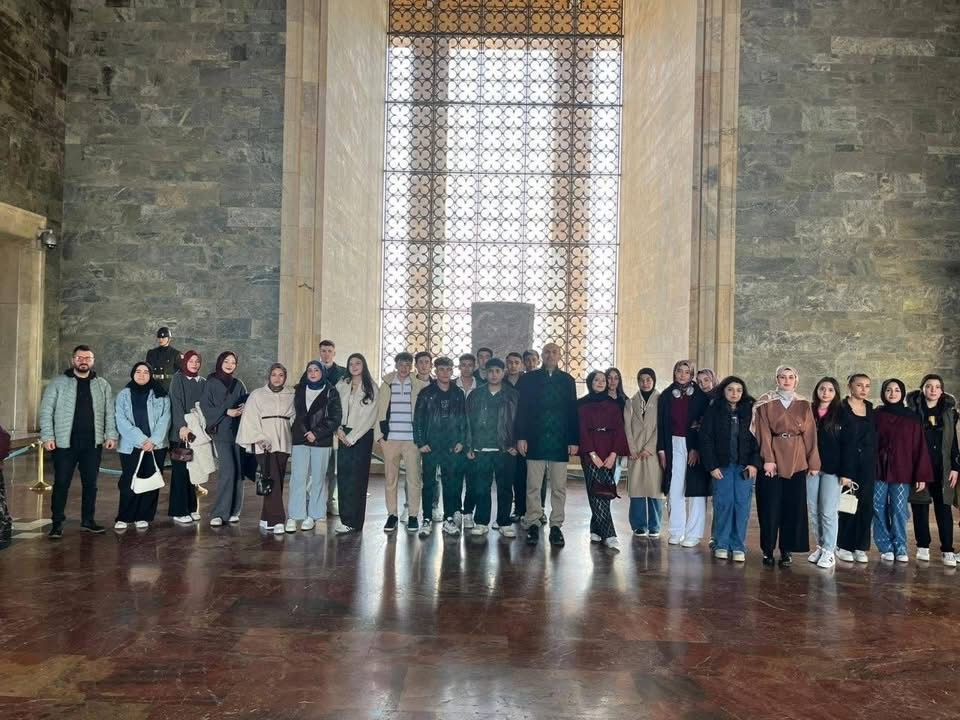 Eskil Belediyesi’nin düzenlediği gezi kapsamında lise son sınıf öğrencileri Anıtkabir,