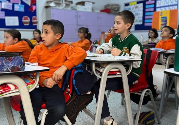 3-B sınıfı öğrencileri, görsel sanatlar dersinde Süleymaniye ve Selimiye Camii’nin