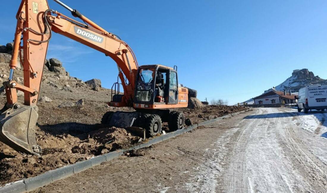 Demirci Belediyesi, beldenin altyapı ihtiyaçlarını karşılamaya yönelik çalışmalarını aralıksız sürdürüyor.