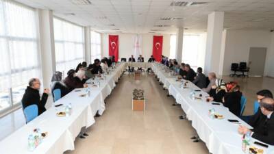 Kredi Yurtlar Genel Müdür Yardımcısı Ali Özdemir, yurt müdürleri ve