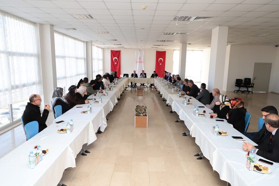 Kredi Yurtlar Genel Müdür Yardımcısı Ali Özdemir, yurt müdürleri ve