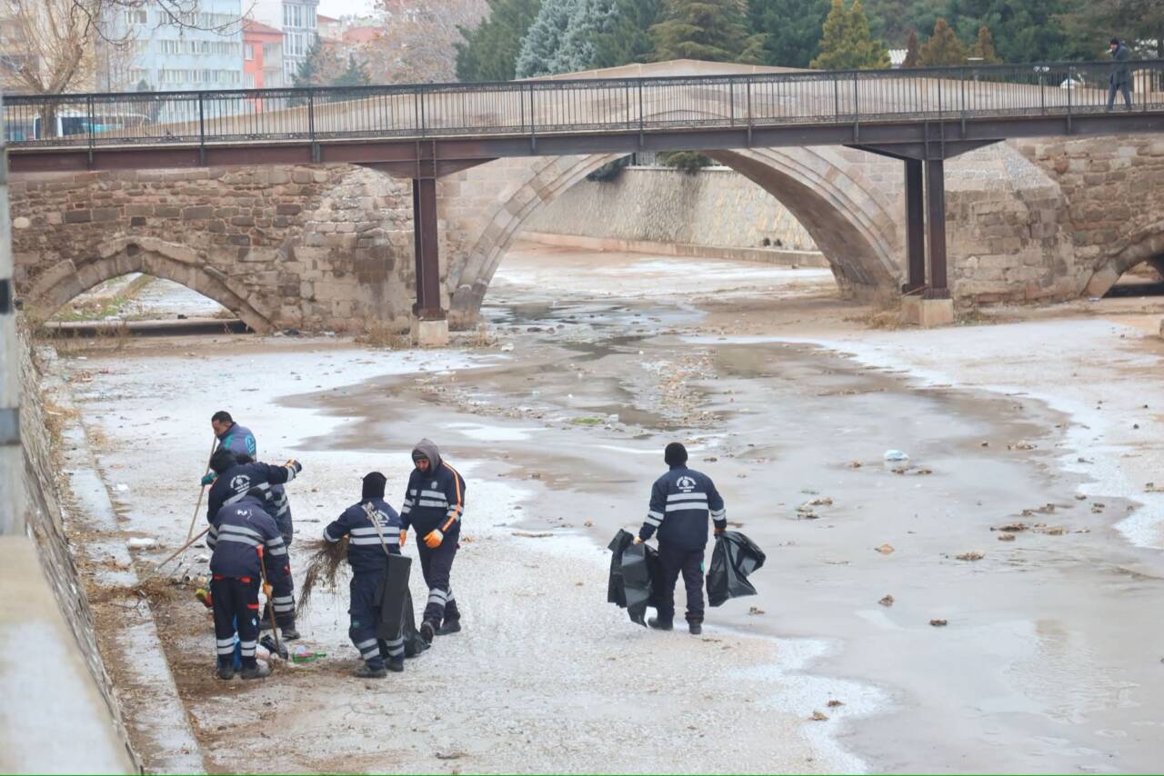 Aksaray Belediyesi, çevre temizliği ve sürdürülebilir yaşam hedefi doğrultusunda Uluırmak’ta