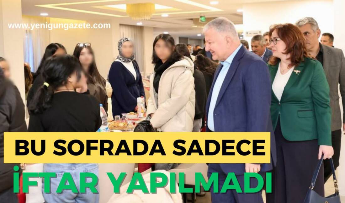 Aksaray’da düzenlenen iftar programında Vali Murat Duru ve il protokolü,