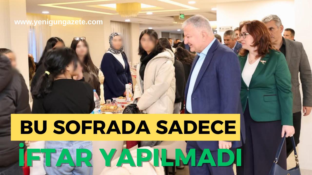 Aksaray’da düzenlenen iftar programında Vali Murat Duru ve il protokolü,