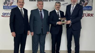 AK Parti heyeti, Genel Başkan Yardımcısı seçilen Bekir Kayan ve