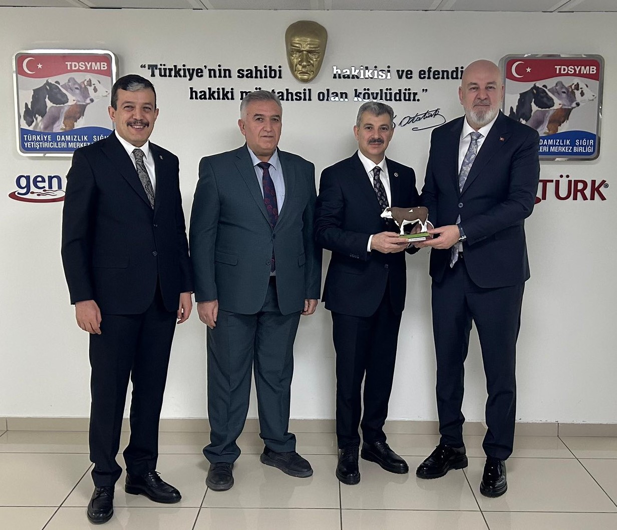 AK Parti heyeti, Genel Başkan Yardımcısı seçilen Bekir Kayan ve