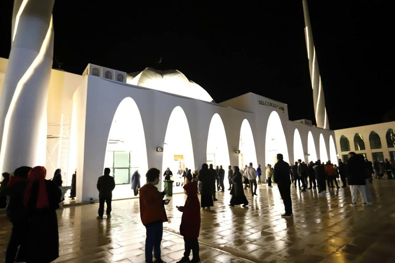 Başkan Dinçer ilk teravihi Selçuklu Camii’nde kıldı!