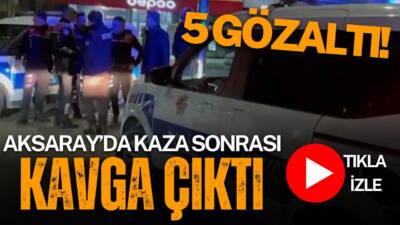 Aksaray’da iki otomobilin çarpması sonrası kavga çıktı. Kaza mahalline gelen