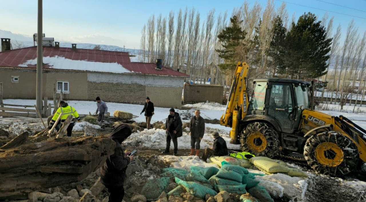 Sivas'ın Altınyayla ilçesinde kar nedeniyle çatısı çöken ağıldaki 40 koyun