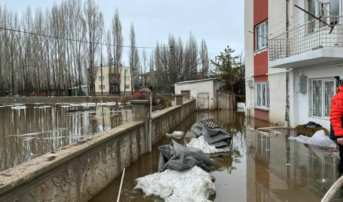 Sivas'ın Yıldızeli ilçesinde eriyen kar suları nedeniyle 2 evi su
