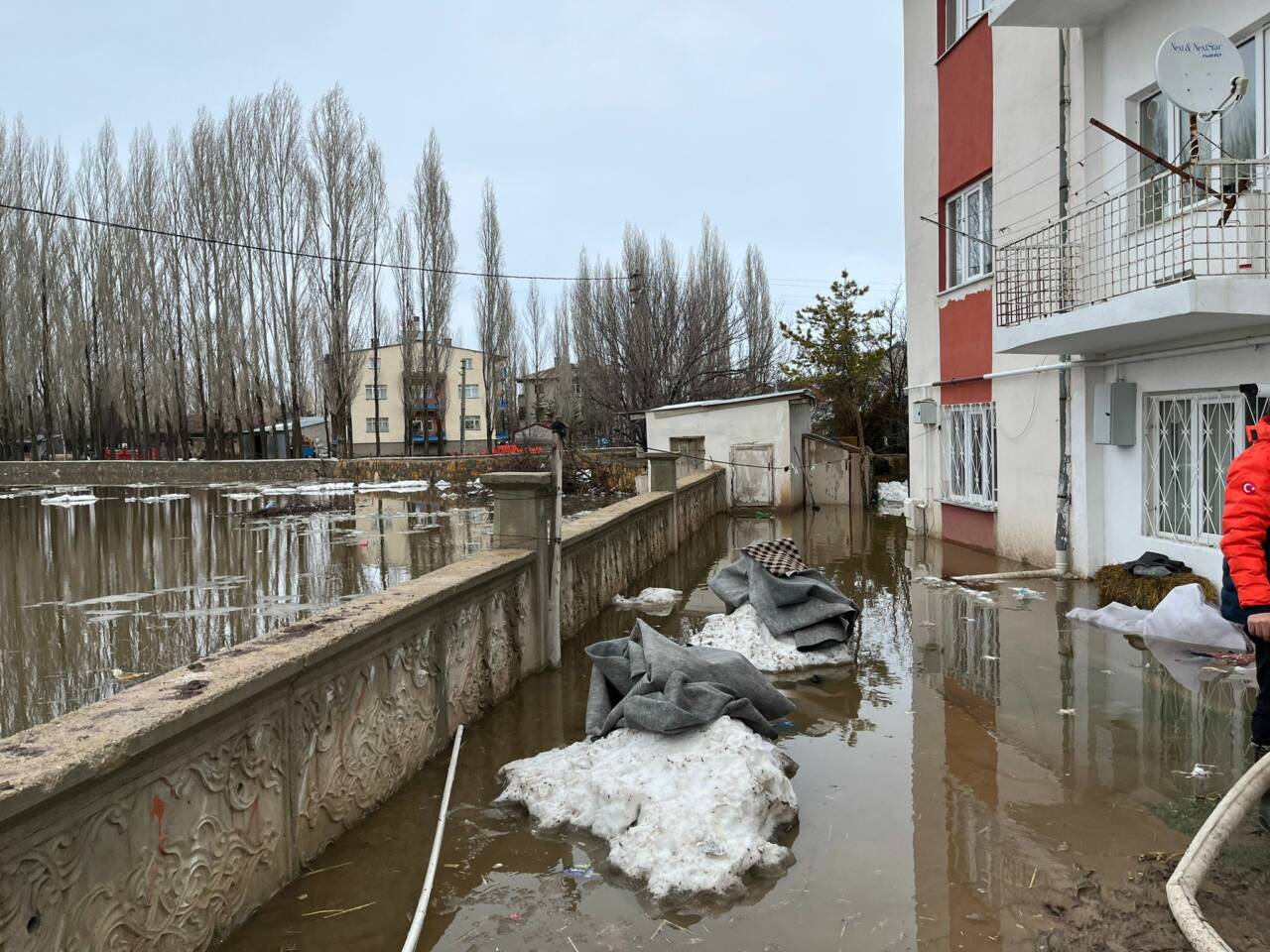 Sivas'ın Yıldızeli ilçesinde eriyen kar suları nedeniyle 2 evi su