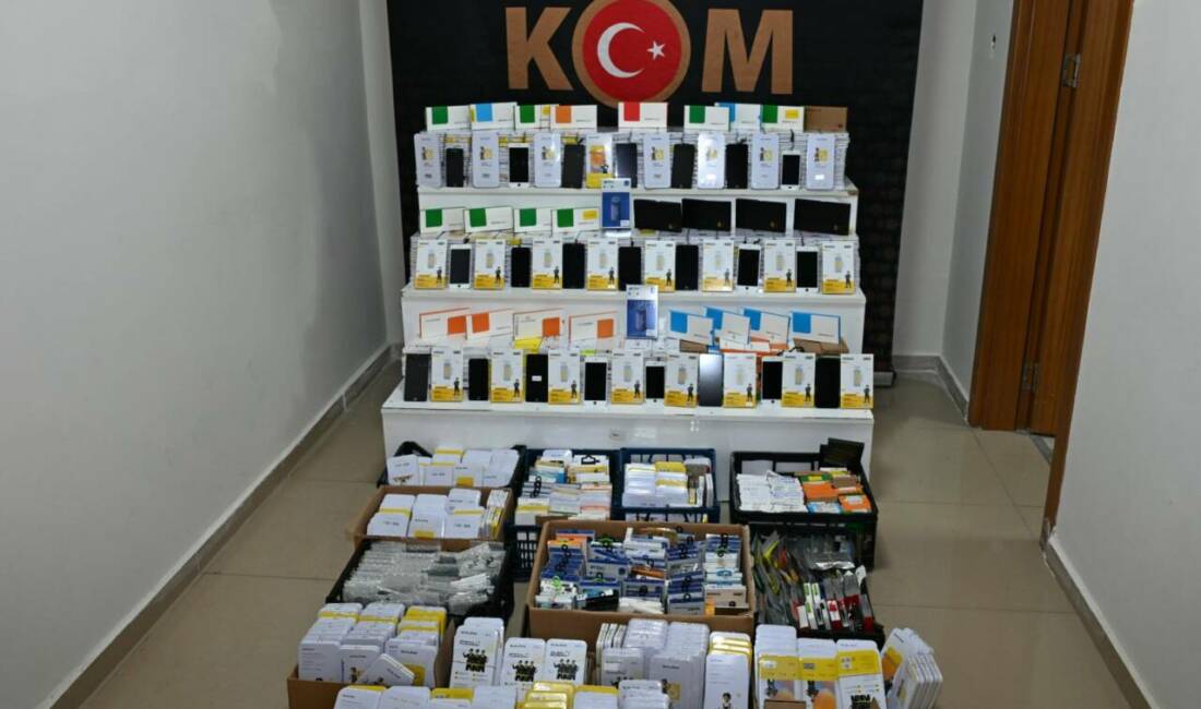 Kırşehir'de çok sayıda kaçak cep telefonu ekranı ve bataryası ele