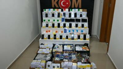 Kırşehir'de çok sayıda kaçak cep telefonu ekranı ve bataryası ele