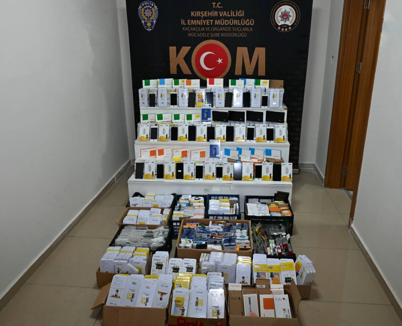 Kırşehir'de çok sayıda kaçak cep telefonu ekranı ve bataryası ele