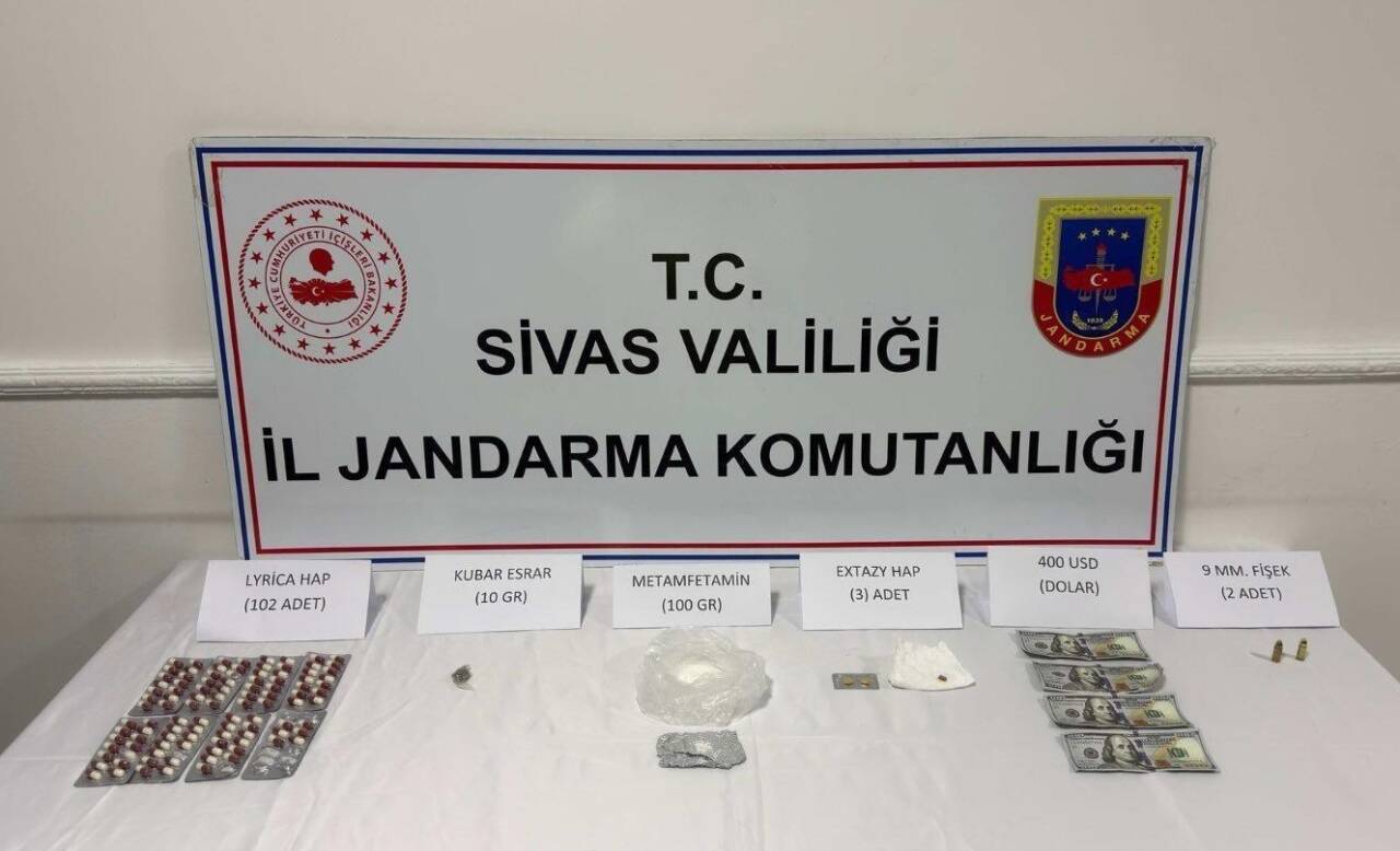 Sivas'ta düzenlenen uyuşturucu operasyonunda gözaltına alınan 3 şüpheli tutuklandı.