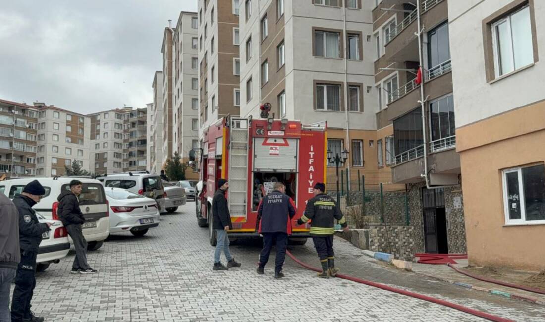 Yozgat'ta 8 katlı apartmanın 7'nci katında çıkan yangın, itfaiye ekiplerince
