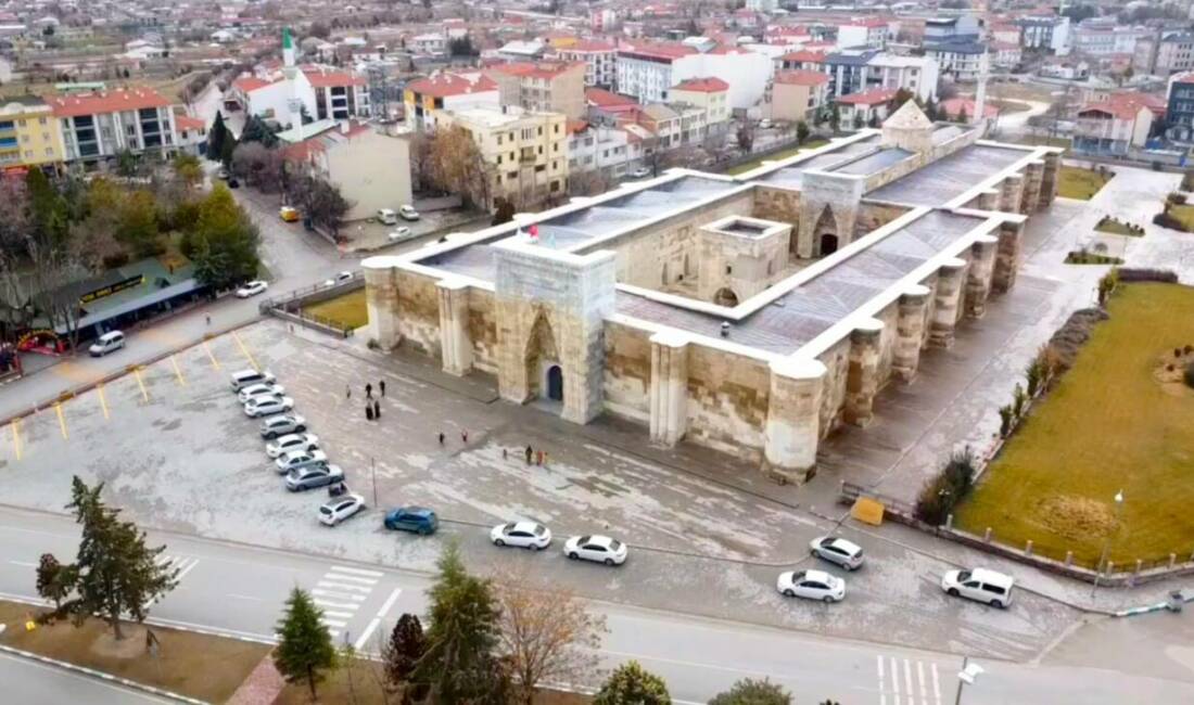 Anadolu Selçuklu Sultanı Alaaddin Keykubat tarafından İpek Yolu üzerinde, hem