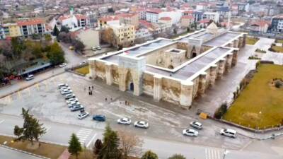 Anadolu Selçuklu Sultanı Alaaddin Keykubat tarafından İpek Yolu üzerinde, hem
